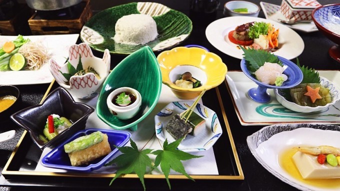 Nhật Bản là nơi sản sinh ra những bậc thầy về sushi, ramen cùng nhiều món ăn được trình bày một cách cầu kỳ, đẹp mắt. Hãy đến xứ sở mặt trời mọc để thưởng thức bữa ăn kaiseki (ảnh) nhiều món xa hoa và mỗi món đều được trình bày đẹp như một bài thơ. Nếu không, bạn có thể chọn một chỗ ngồi tại băng chuyền sushi, tận hưởng bữa tiệc dành cho kẻ độc thân, hay thử bất kỳ món nào trong cửa hàng tiện lợi. Điều duy nhất bạn nhận thấy, là đồ ăn Nhật Bản thật tinh tế. Ăn tệ khi ở Nhật là điều không thể xảy ra, CNN viết. Ảnh: Japan Guide